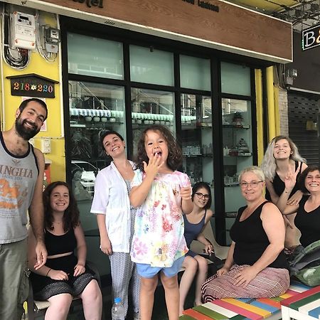 Tiger Lily Hostel Bangkok Bagian luar foto