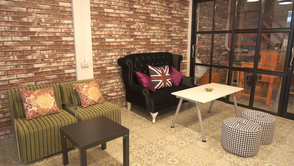 Tiger Lily Hostel Bangkok Bagian luar foto