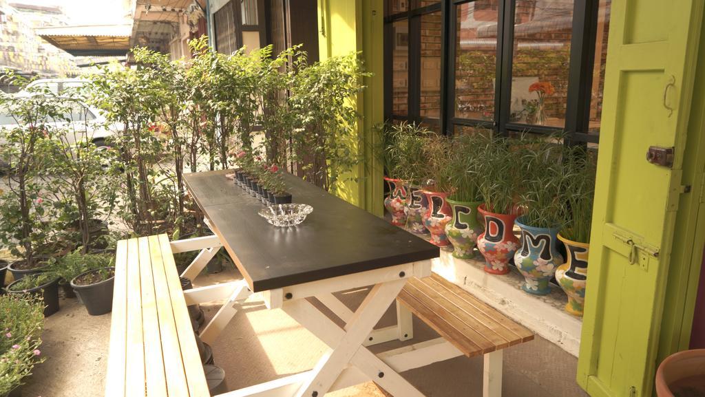Tiger Lily Hostel Bangkok Bagian luar foto