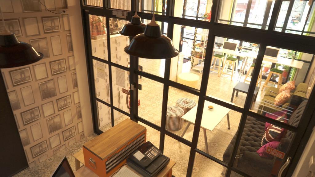 Tiger Lily Hostel Bangkok Bagian luar foto