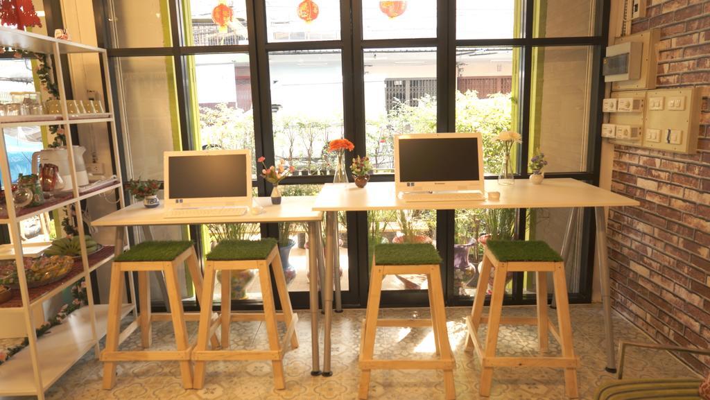 Tiger Lily Hostel Bangkok Bagian luar foto