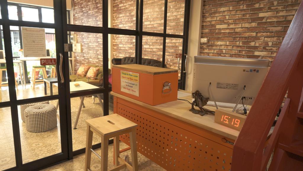 Tiger Lily Hostel Bangkok Bagian luar foto