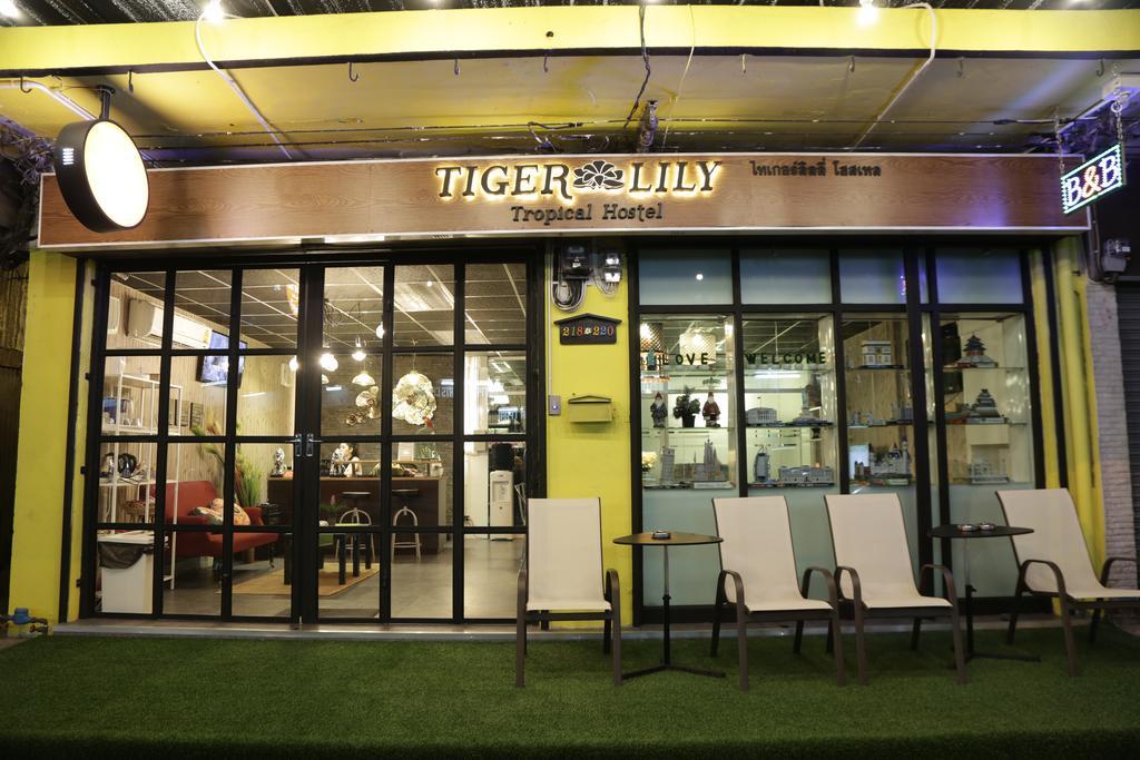 Tiger Lily Hostel Bangkok Bagian luar foto