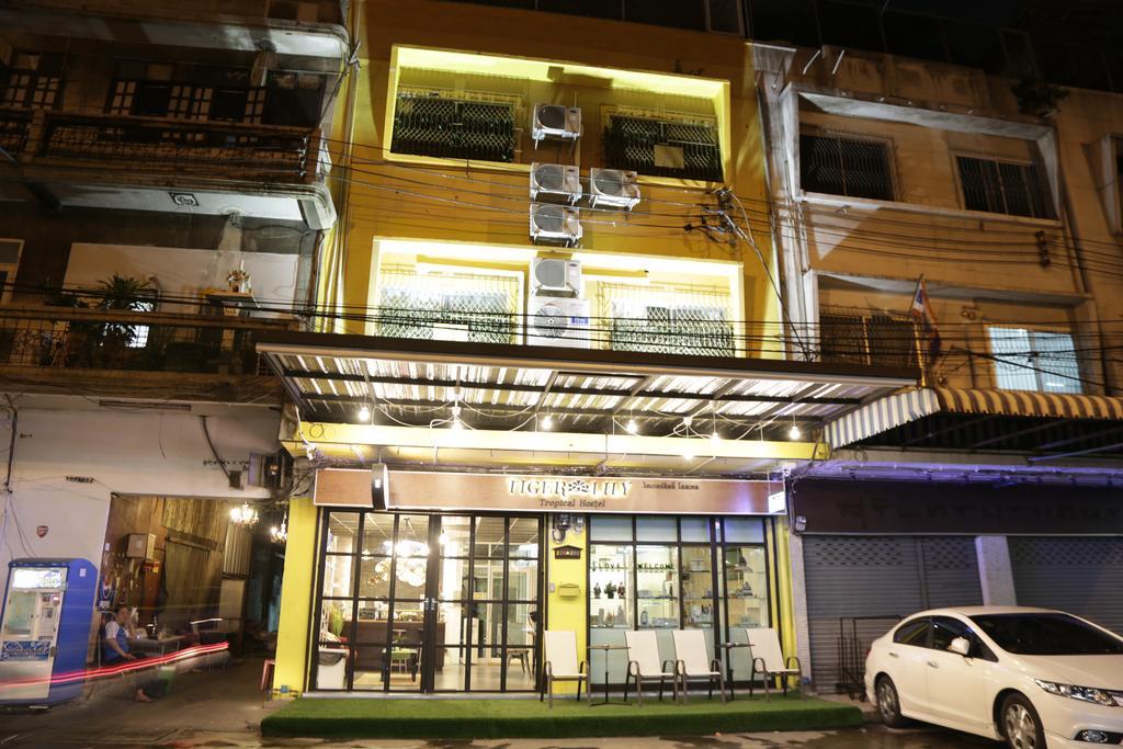 Tiger Lily Hostel Bangkok Bagian luar foto