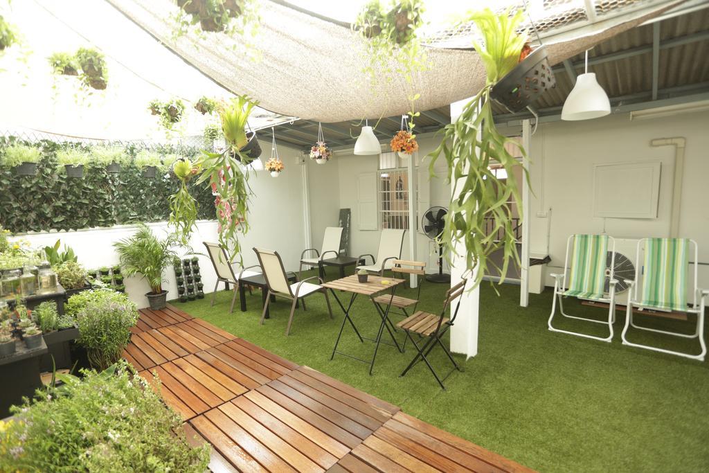 Tiger Lily Hostel Bangkok Bagian luar foto