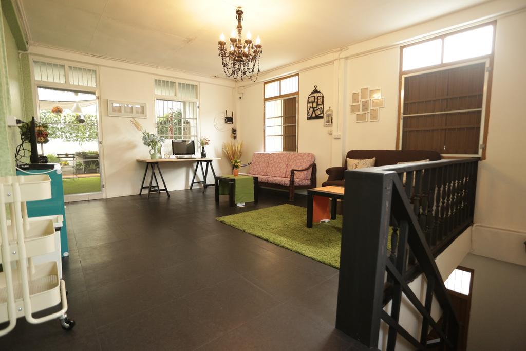 Tiger Lily Hostel Bangkok Bagian luar foto