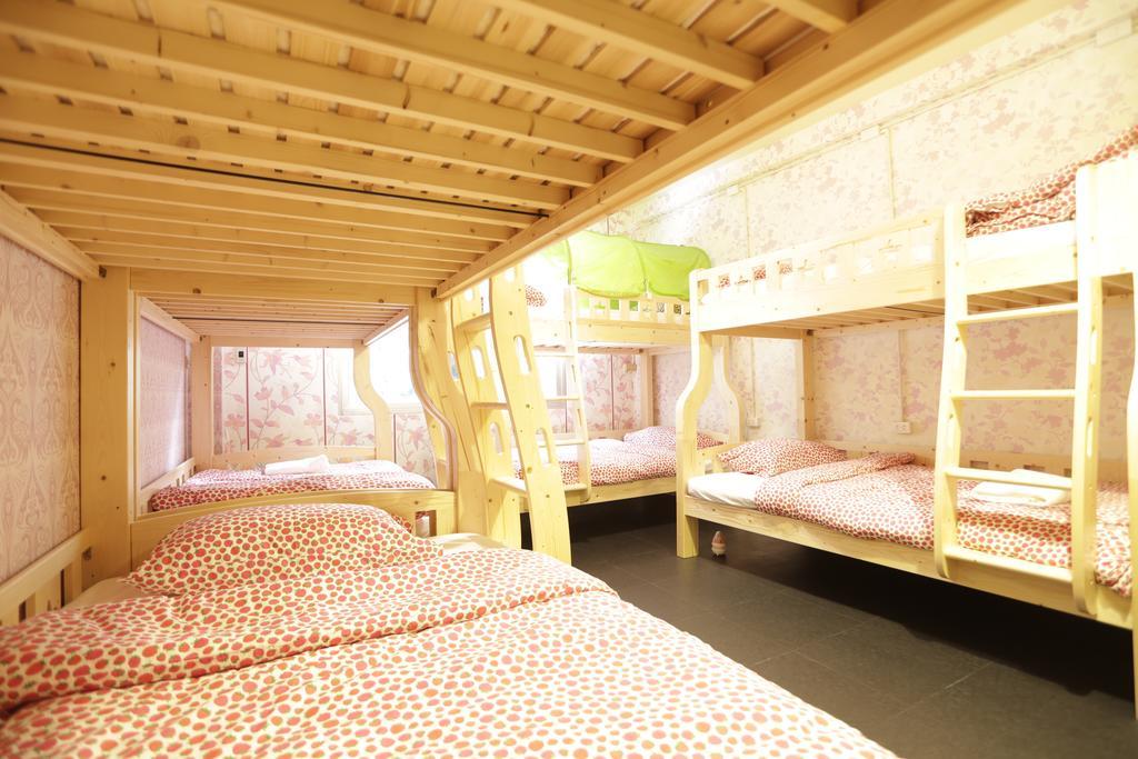 Tiger Lily Hostel Bangkok Bagian luar foto