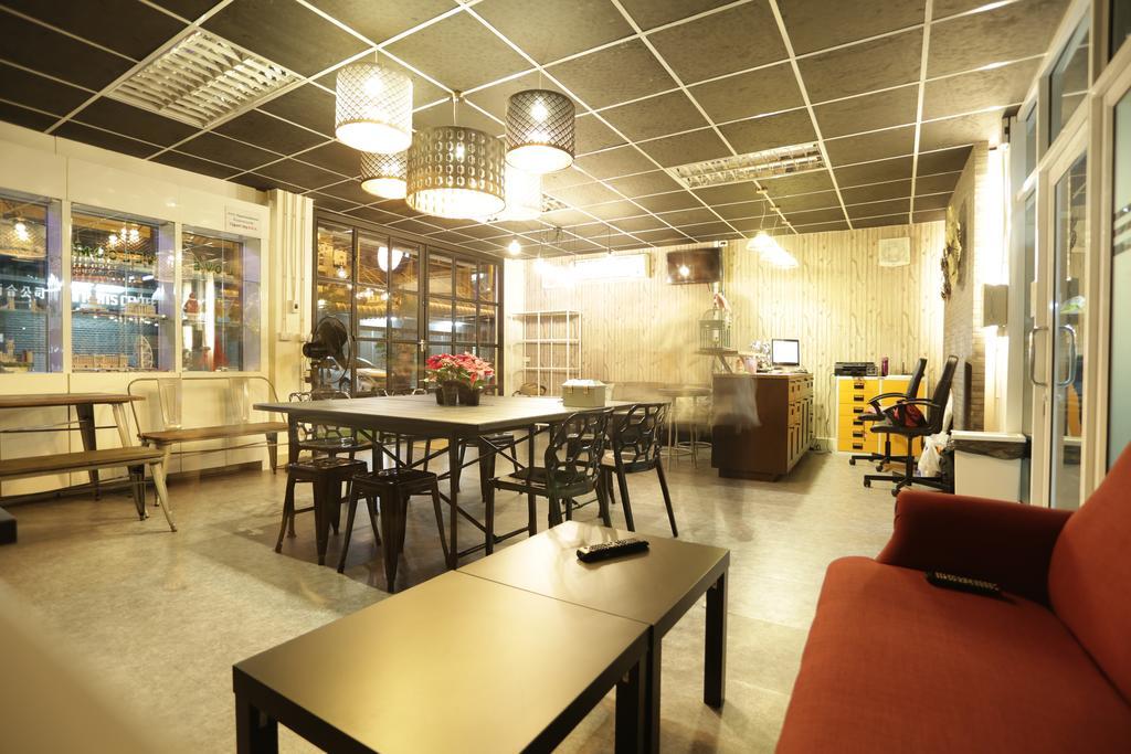 Tiger Lily Hostel Bangkok Bagian luar foto
