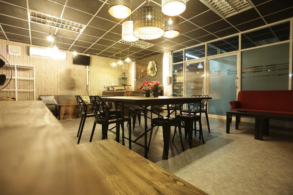 Tiger Lily Hostel Bangkok Bagian luar foto