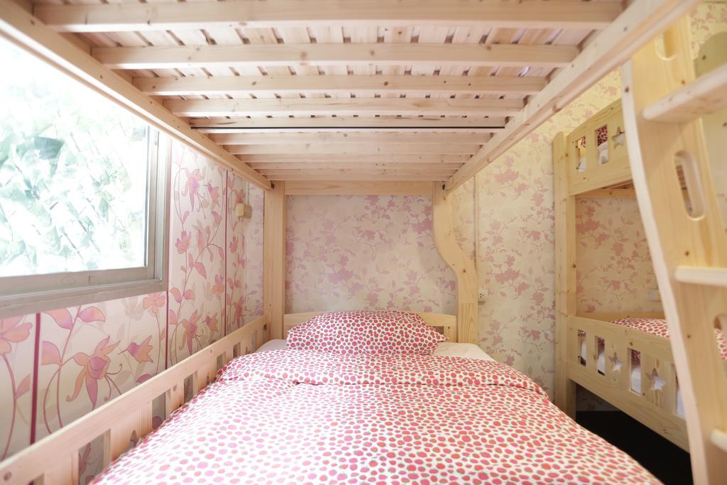 Tiger Lily Hostel Bangkok Bagian luar foto