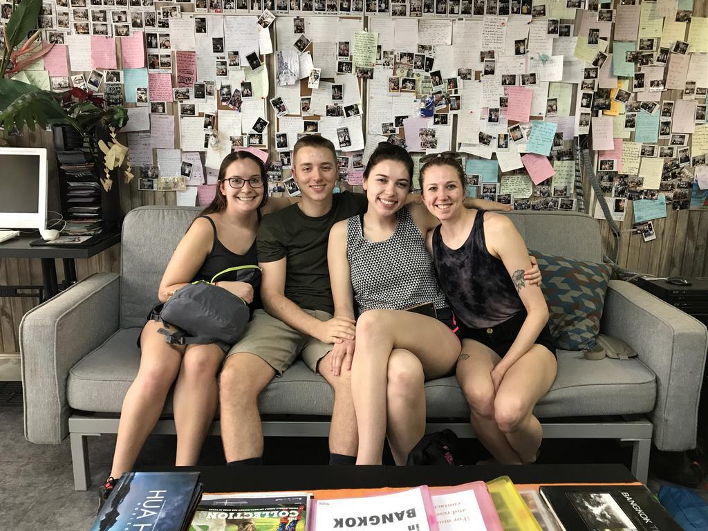 Tiger Lily Hostel Bangkok Bagian luar foto