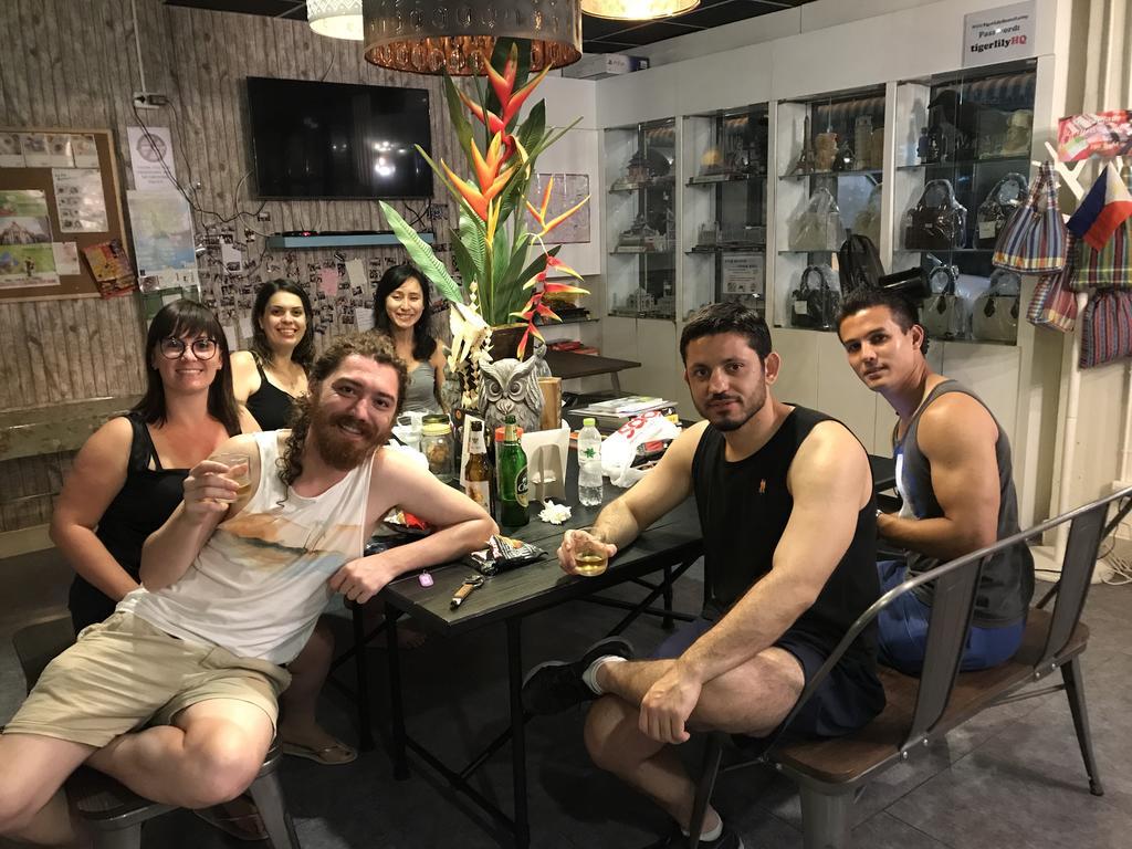 Tiger Lily Hostel Bangkok Bagian luar foto