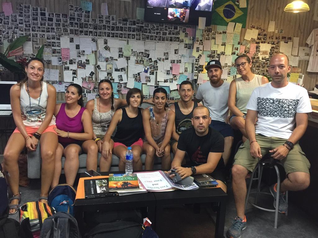 Tiger Lily Hostel Bangkok Bagian luar foto