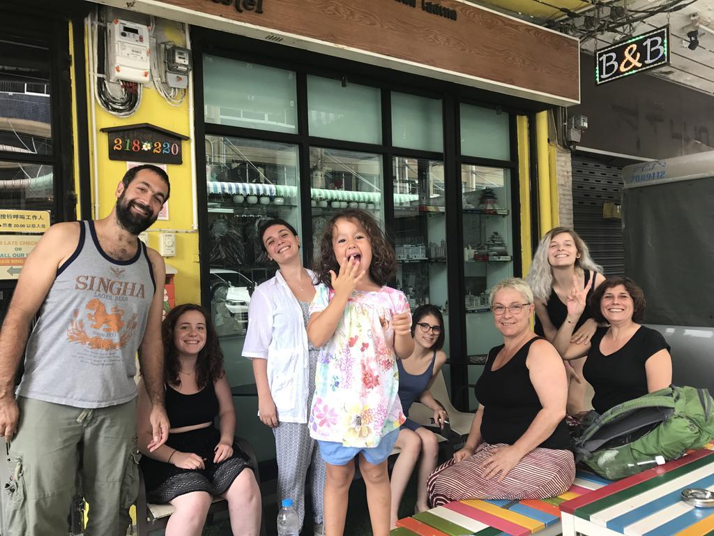 Tiger Lily Hostel Bangkok Bagian luar foto