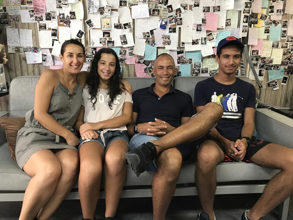 Tiger Lily Hostel Bangkok Bagian luar foto